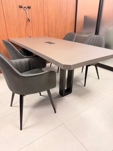 Conjunto Mesa Moderna em Marcenaria + 4 Cadeiras Courino