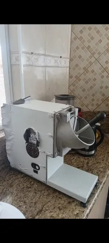 RALADOR DE FRIOS. 3 LÂMINAS BIVOLT IND. 1/2 HP, PESO 18 KG 30X55X60 CM