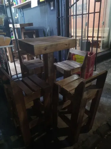Mesa rústica para adega 