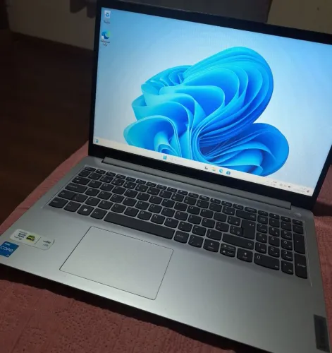 Super Notebook Lenovo i3 de 12° geração, 4gb de ram, ssd 256gb nvme, sem detalhes, top