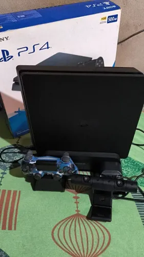 Vendo PS4 com câmera 4k original e base carregamento 