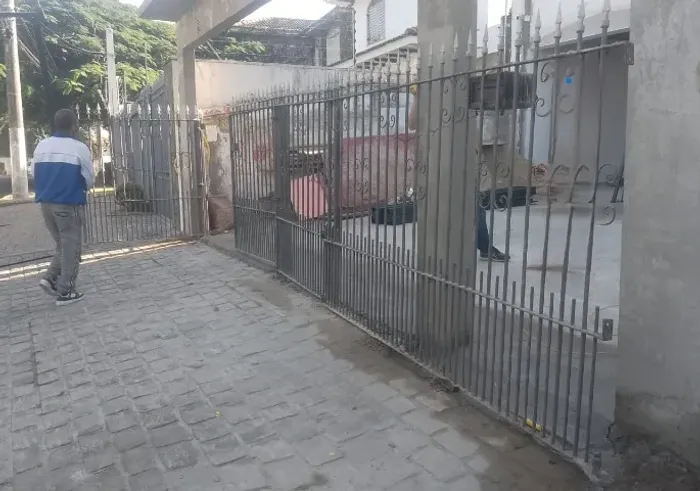 Portão de ferro com lanças com 2 folhas de 1,76 de altura x 1,44 de largura cada folha.
