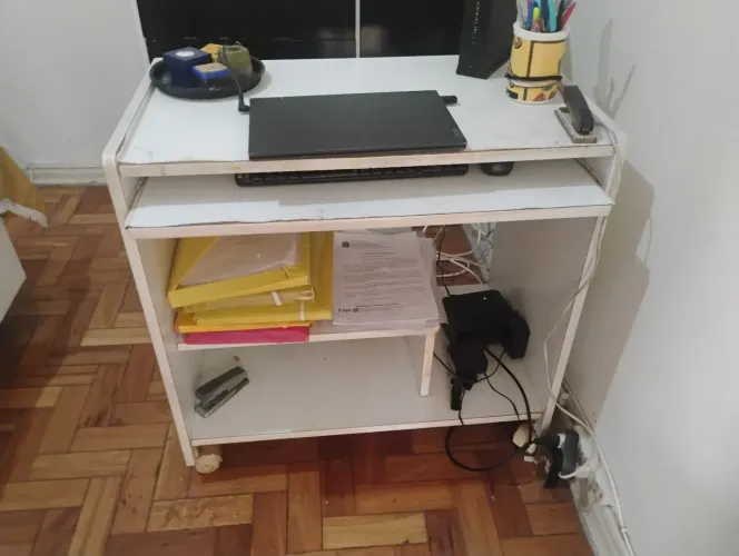 Mesa de computador branca 