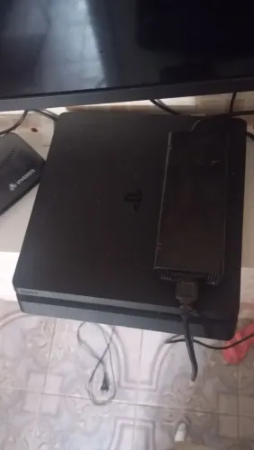 Vendo PS4 slim semi-novo