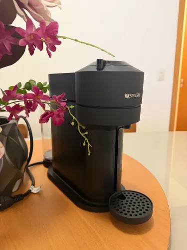 NESPRESSO VERTUO NEXT PRETA - SEMINOVA