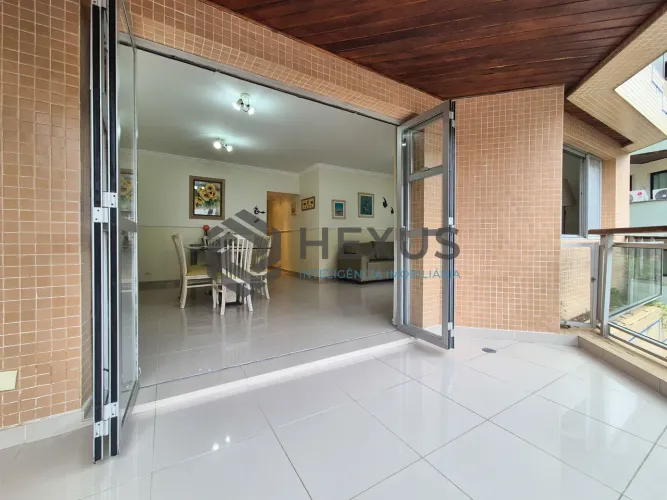 Apartamento com varanda e lazer na Praia das Pitangueiras, Guaruja