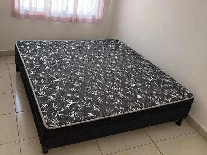 Cama box casal em ótimo estado