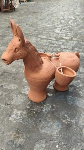 Burrinho de cerâmica com cachepôs no tamanho M