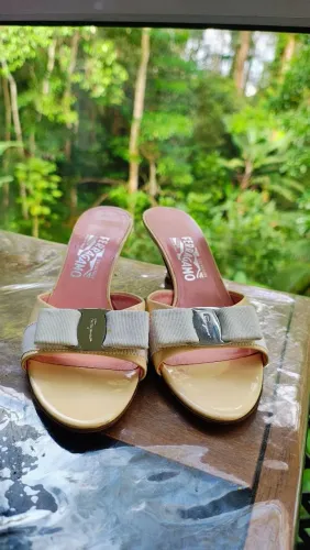 Mule Salvatore Ferragamo Verniz Creme 36 BR