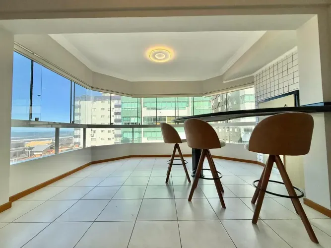 Apartamento a venda com vista eterna para o mar e sacada de frente com churrasqueira!