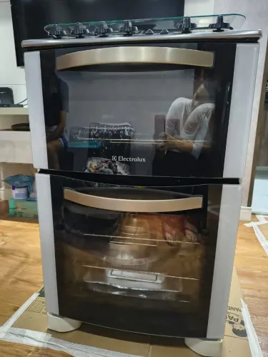 Fogão Electrolux com 2 fornos