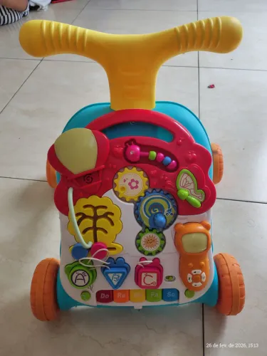 Andador infantil com mesinha de atividades