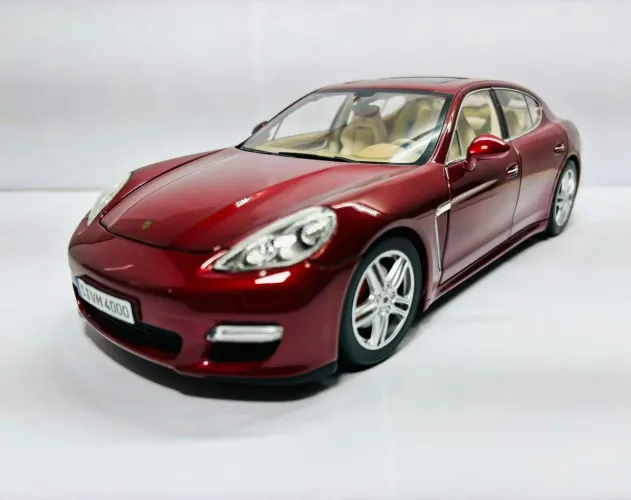 Miniatura Porsche Panamera Turbo 1/18
