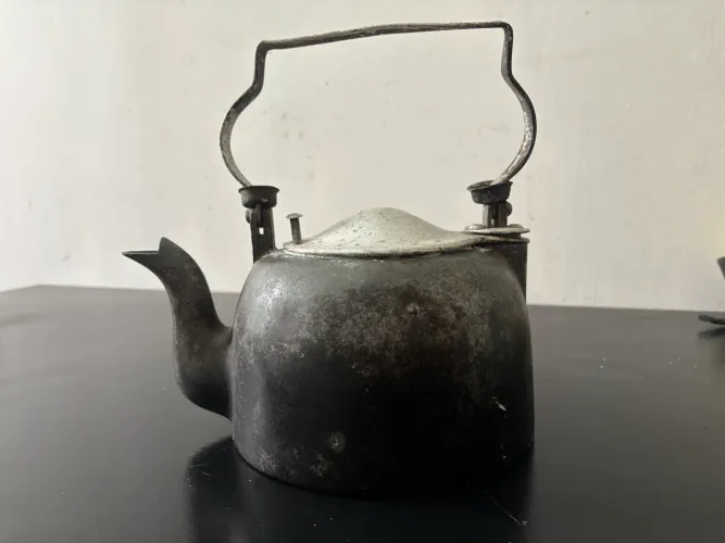 Chaleira Antiga de Ferro Fundido Vintage Rústica - Peça de Decoração