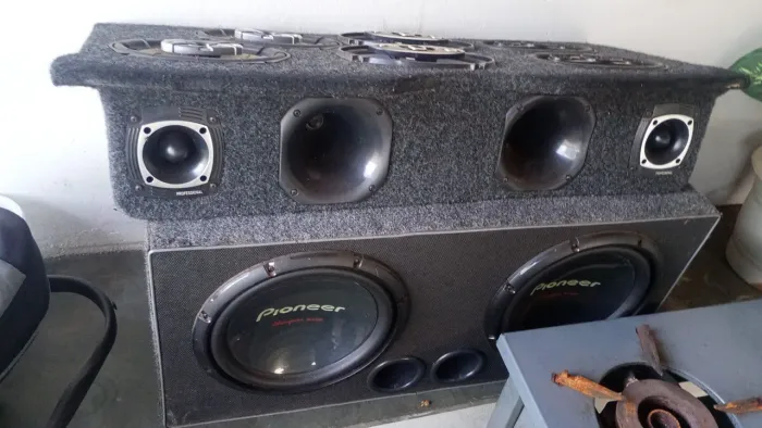 Caixa com 2 auto falante