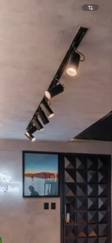Trilho e spots de teto - iluminação decorativa