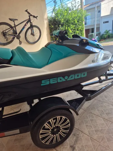 Jet em excelente estado de conservação 