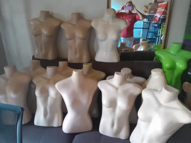 MANEQUINS E ARARAS 