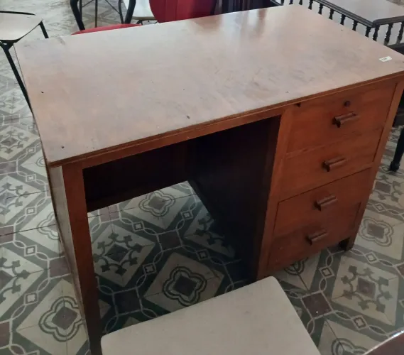 Mesa de escritório estilo vintage com quatro gavetas