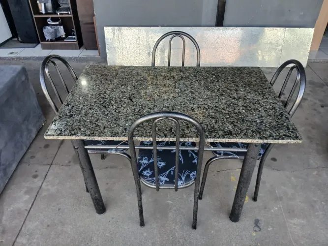 Mesa de mármore com 4 cadeiras seminovas estado de nova