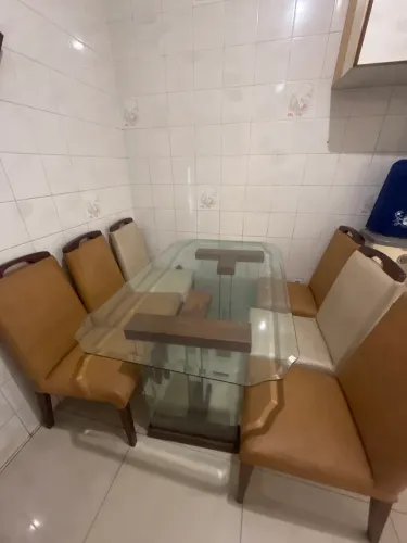 Mesa com 6 cadeiras