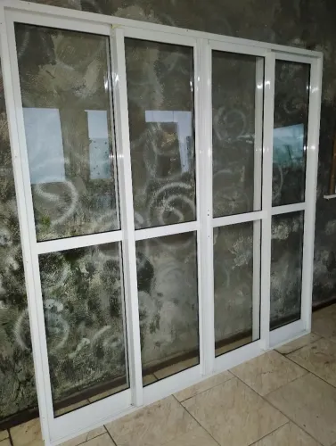 Porta vidro alumínio tamanho 2.18 largura por 2.19 altura seminova