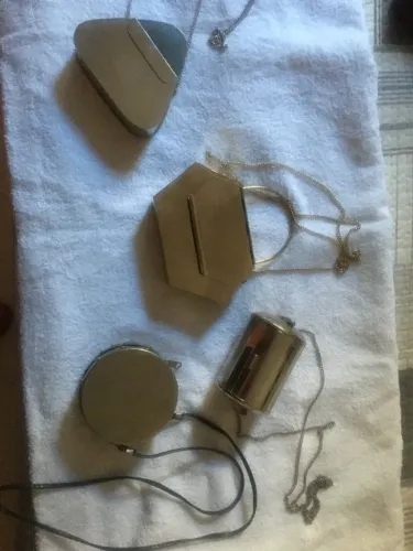 Bolsas para festas tiracolo, douradas e prateadas, R$80,00 cada