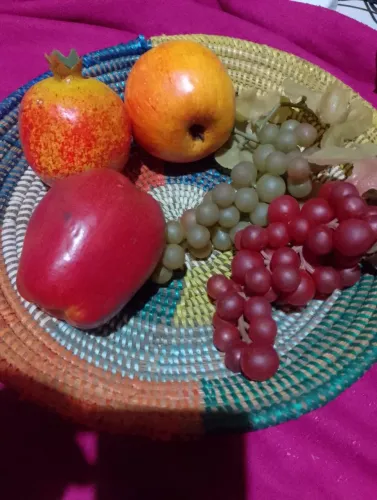 Cesto com. Frutas artificiais ( bela peça)
