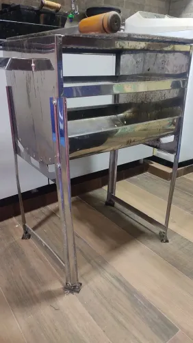 Churrasqueira de inox com grelha.