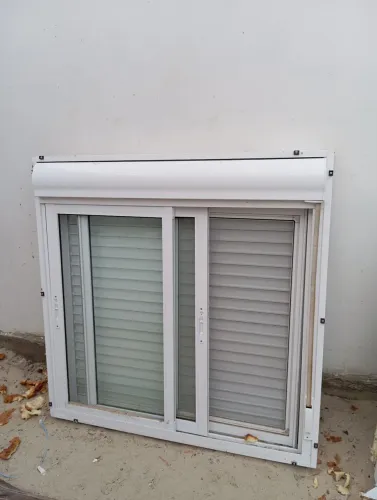 Janela Persiana 120x120 alumínio branco com tela