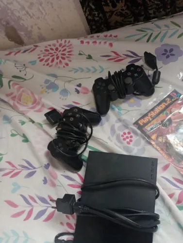 PS2 pra vender dois controles vários jogos perfeito pra passar o tempo mais informações pv
