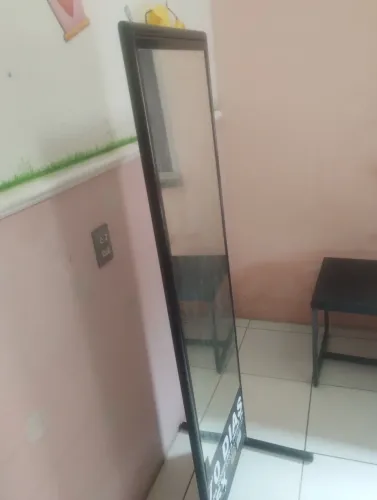 Espelho com armação tubular de ferro 