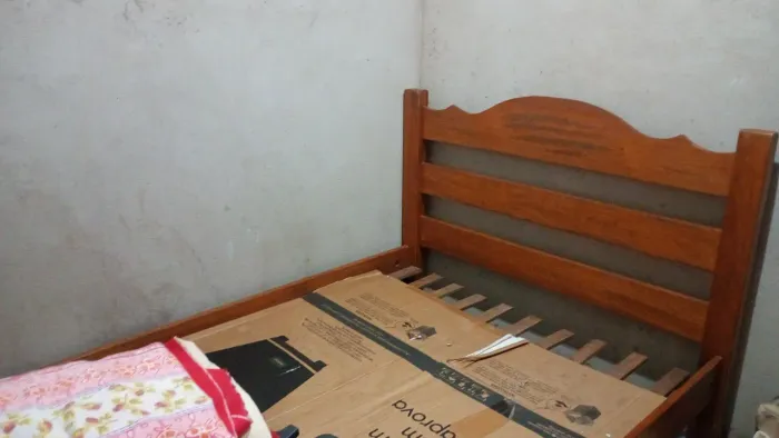Venda de cama de madeira com colchão de casal