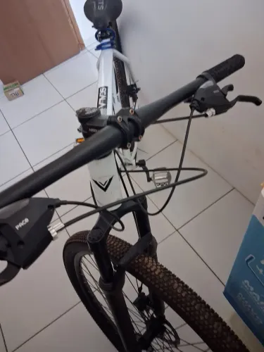 Dando uma bicicleta seminovo nova