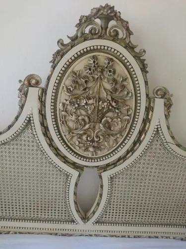 Ler ANÚNCIO BELÍSSIMO QUARTO ESTILO LUIS XVI 
