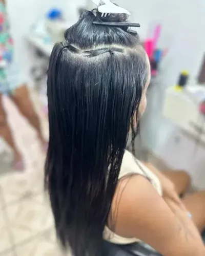 Aplicação de mega hair.