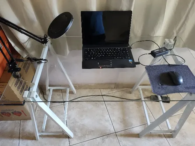 Mesa escrivaninha com tampo de vidro e cavaletes em alumínio branco