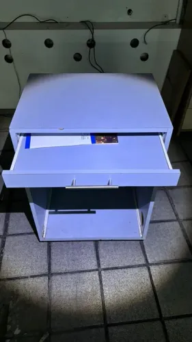 Mesa de apoio com rodinhas 