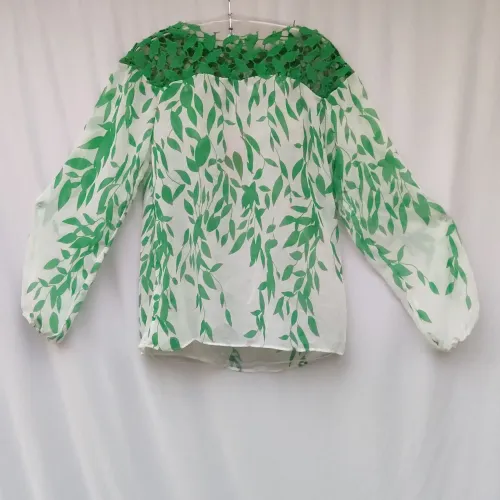 Blusa de renda branca com detalhes em verde