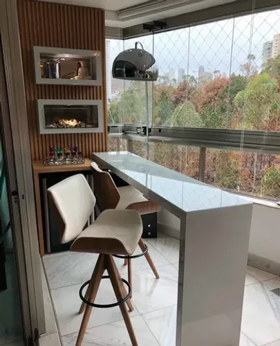 Mesa em laca branca com tampo de vidro