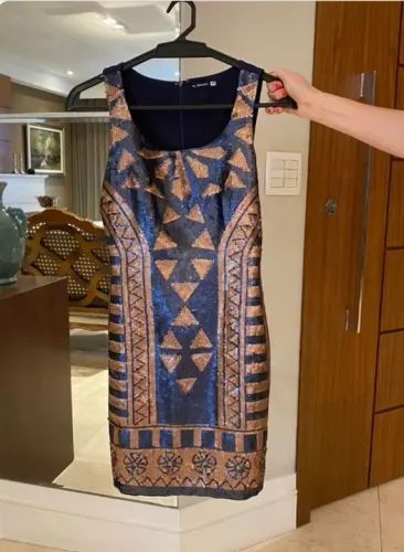 vestido festa frente toda em paete e costas lisa tecido azul marinho