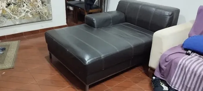 Chaise em couro preto contemporâneo