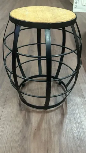 Banqueta Seat Garden de ferro e madeira modelo barril