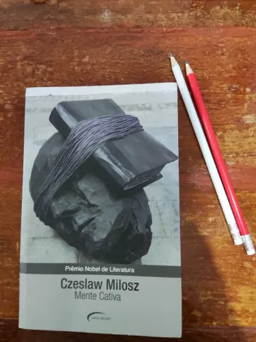 Livro "Mente Cativa", de Czeslaw Milosz, prêmio Nobel de Literatura