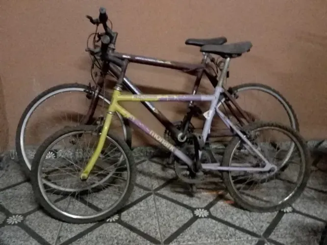 Bicicletas aros 16 (sem marchas) e 26 (com marchas) necessitando de reparos
