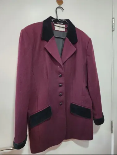 Blazer veludo vinho detalhes preto importado da PolôniaTam.44