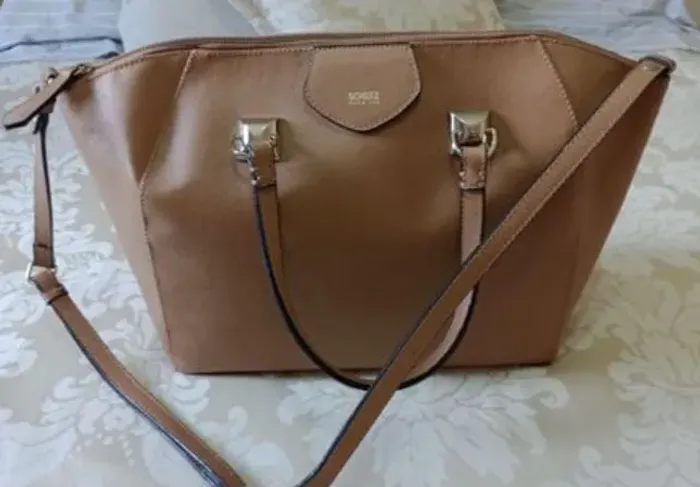 Bolsa de ombro feminina em couro bege