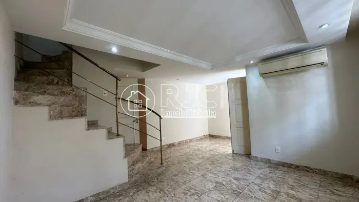 "O Espaço Ideal para Sua Família: Amplo de 120m² e 3 Quartos no Coração da Tijuca."