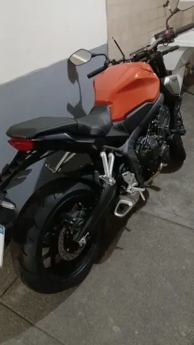 Cb 650R 2024 com 300 km.