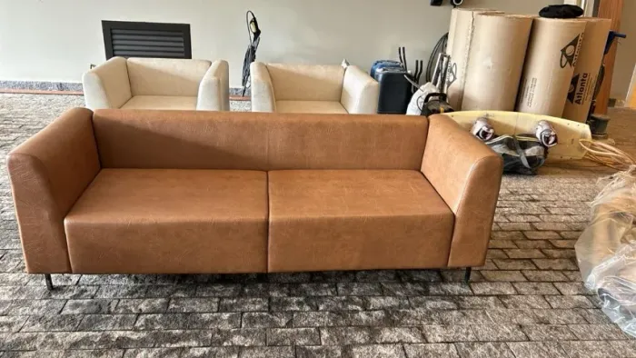 Sofá em couro marrom - 03 lugares com braço - 2,20m x 0,84m